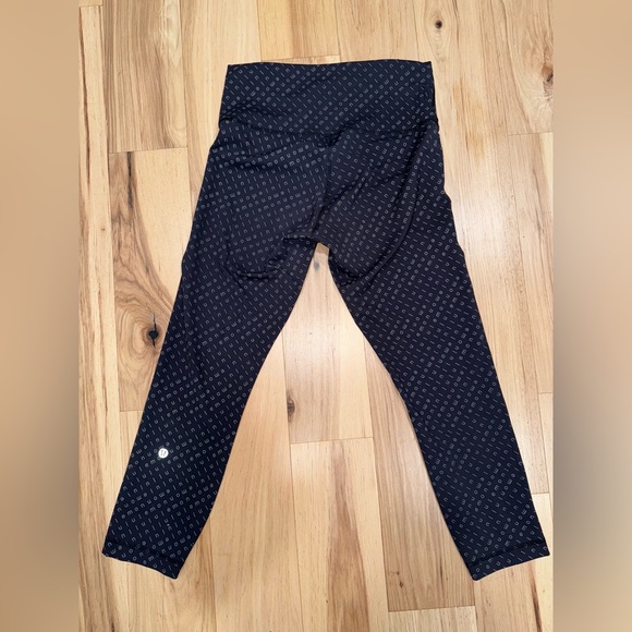 Lululemon logo crops - Picture 3 of 4